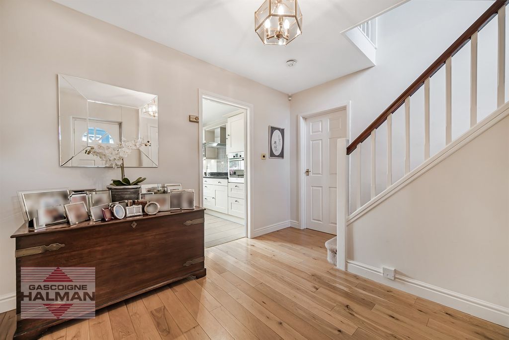 Property photo 2 of 22 Entrance Hallway