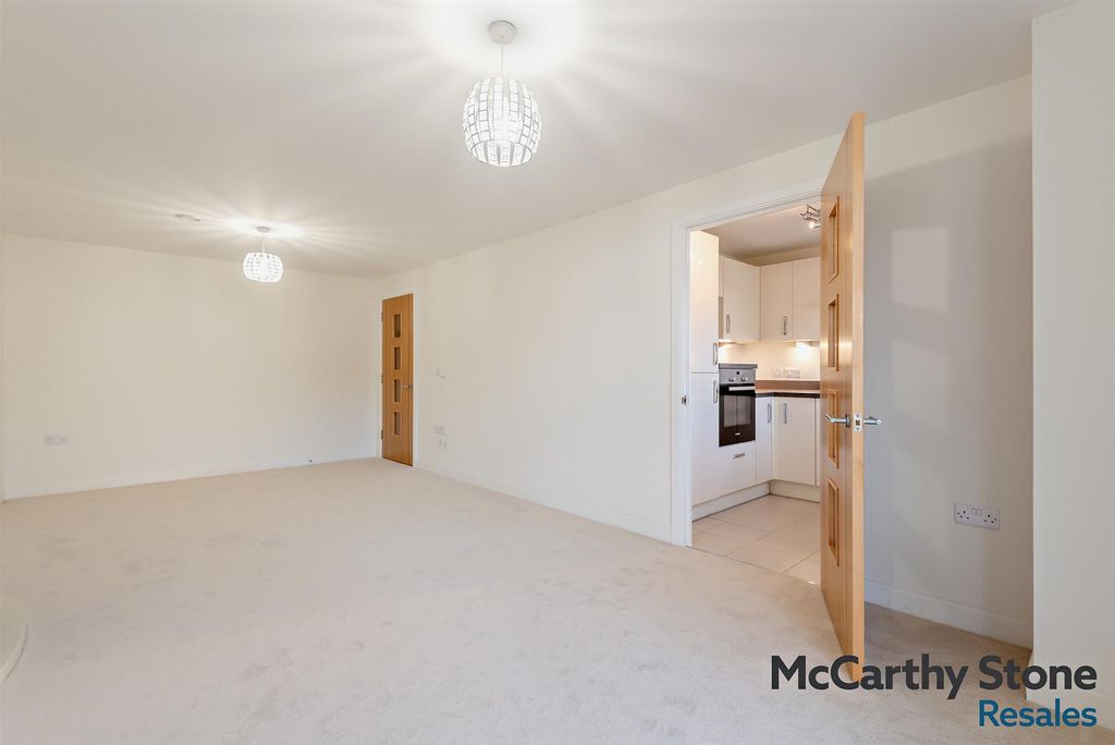 Property photo 3 of 26 8681262-Interior15-800.Jpg