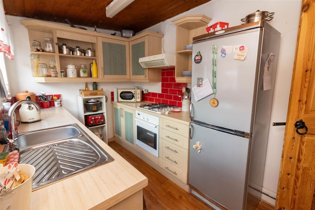 Property photo 3 of 9 Kitchen