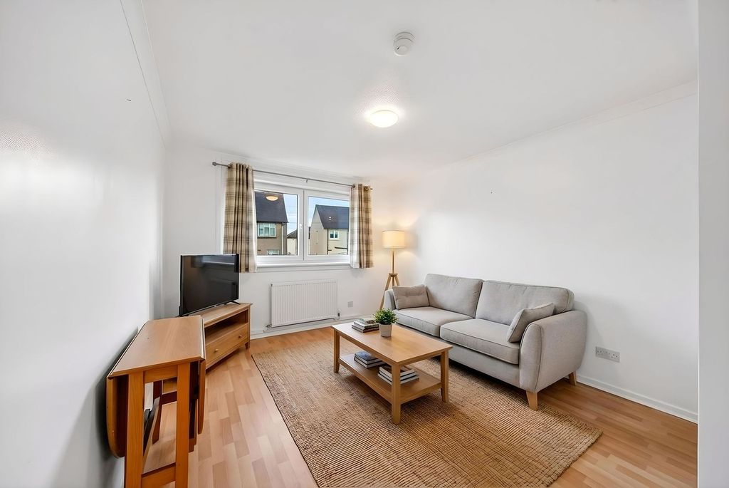 Property photo 2 of 17 Lounge