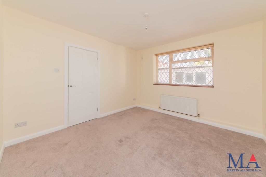 Property photo 3 of 27