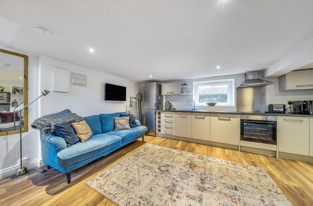 Property photo 3 of 10 1358142-11-68d172...