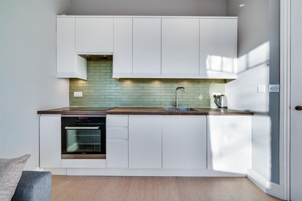 Property photo 2 of 11 Daniels_ Dartmouth Road Willesden Green04.Jpg