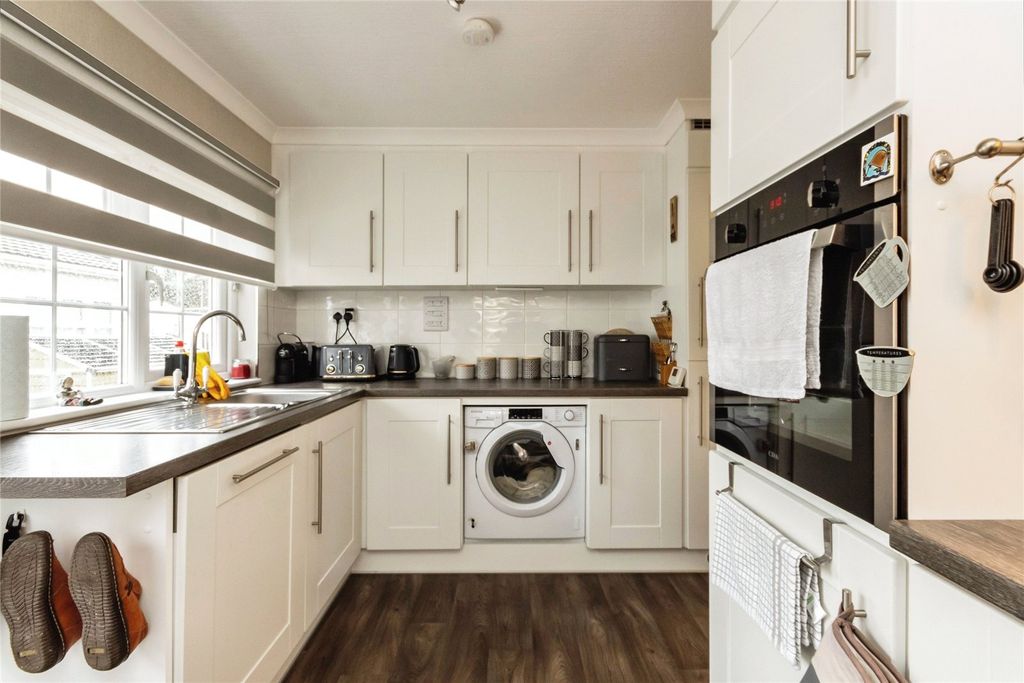 Property photo 3 of 19 Kitchen