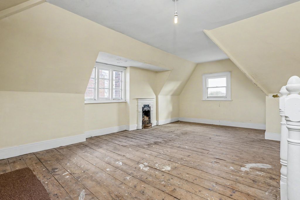 Property photo 2 of 23 82 Normandy Street, Alton, Hampshire, Gu34 1Dh