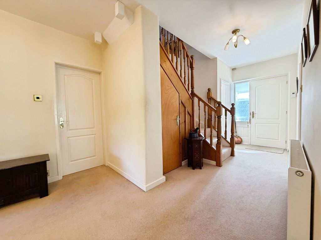 Property photo 3 of 23 Entrance Hall