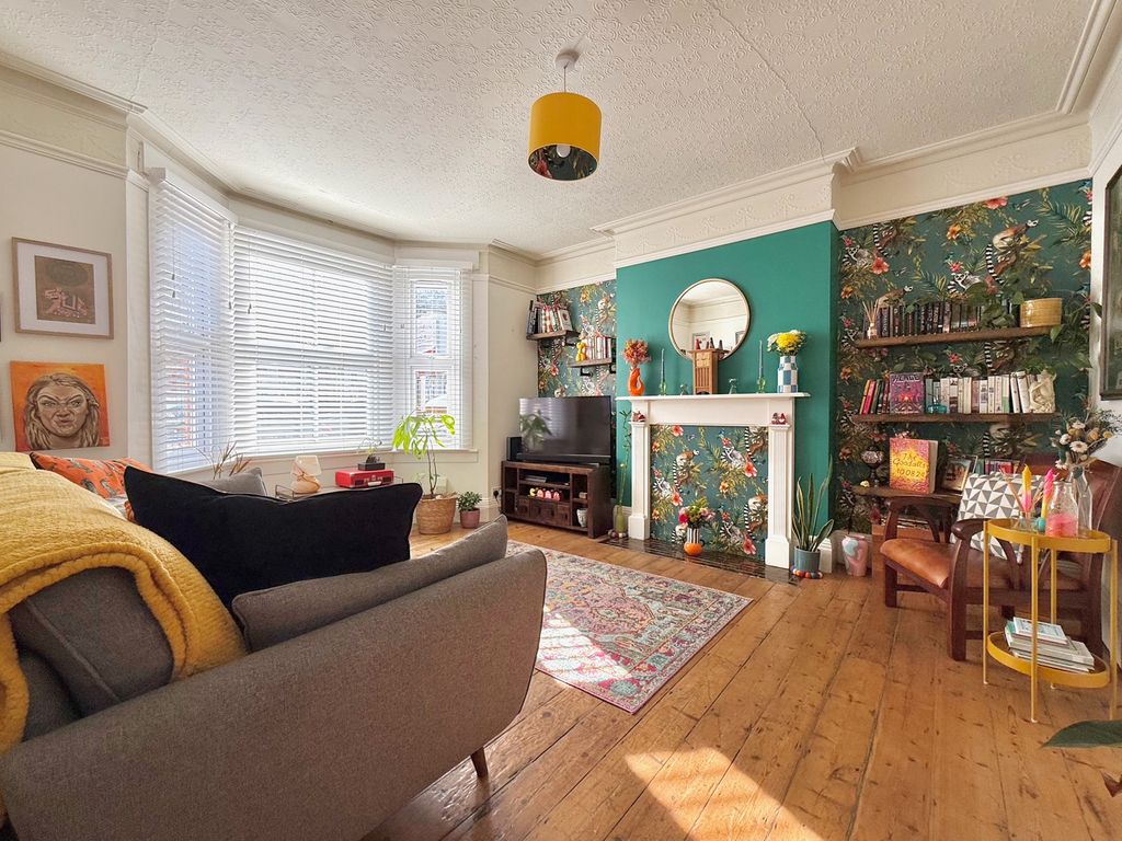 Property photo 1 of 11 Living Room
