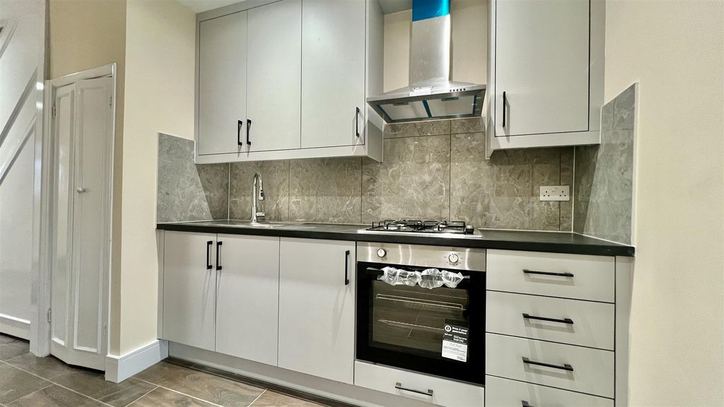 Property photo 2 of 9 Kitchen