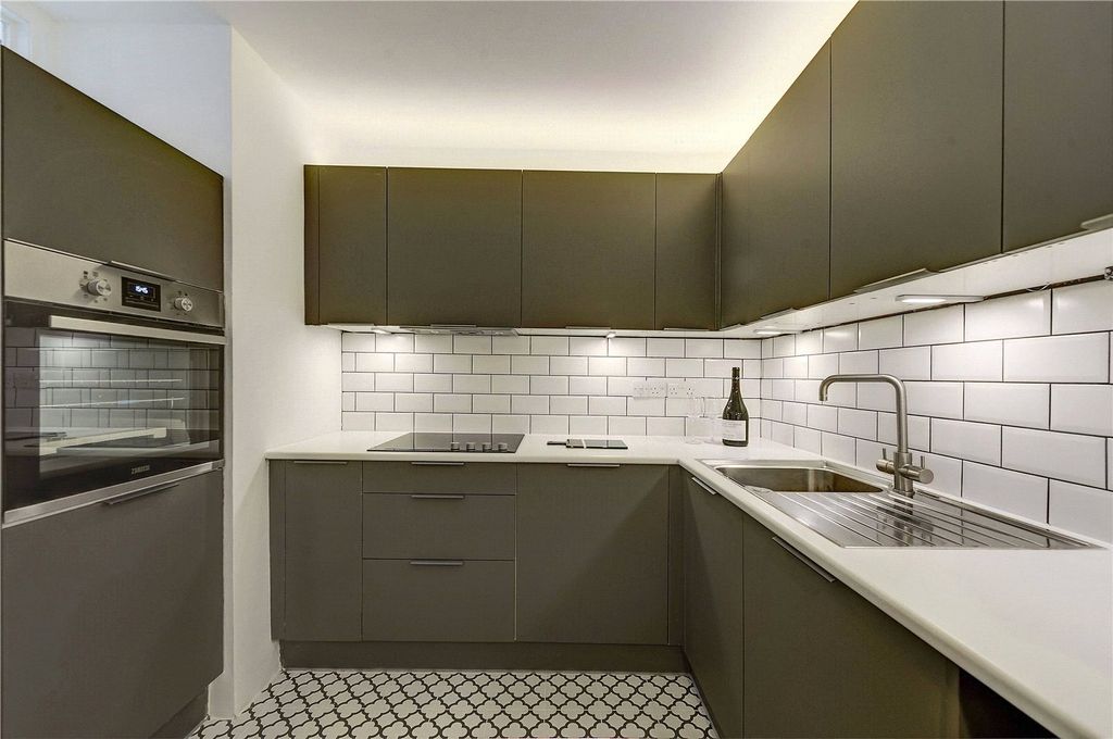 Property photo 2 of 7 Kitchen