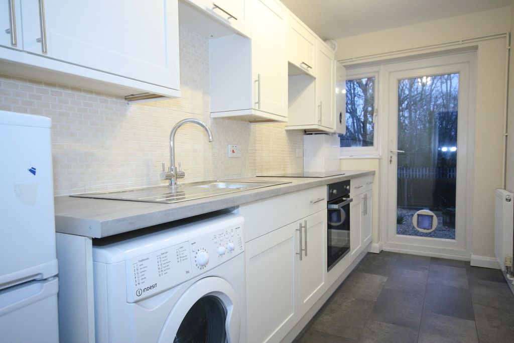 Property photo 3 of 6 Kitchen