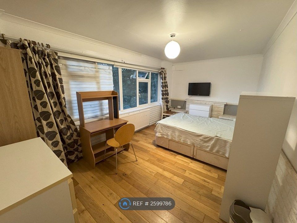 Property photo 1 of 7 Large Double For Couple £900