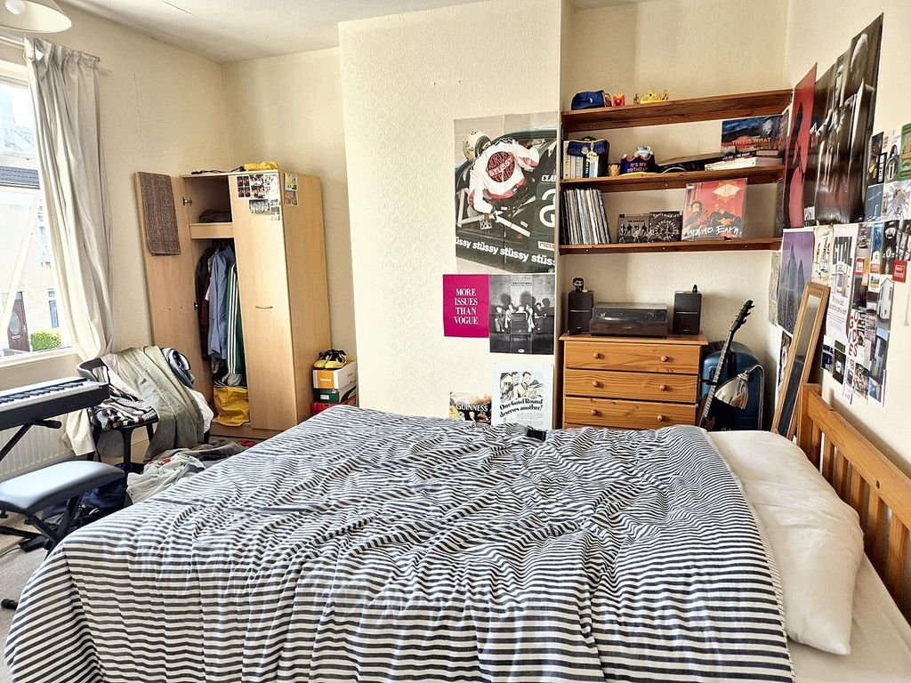Property photo 2 of 12 Bright, Well-Kept Double Bedroom With A Comfortabl...