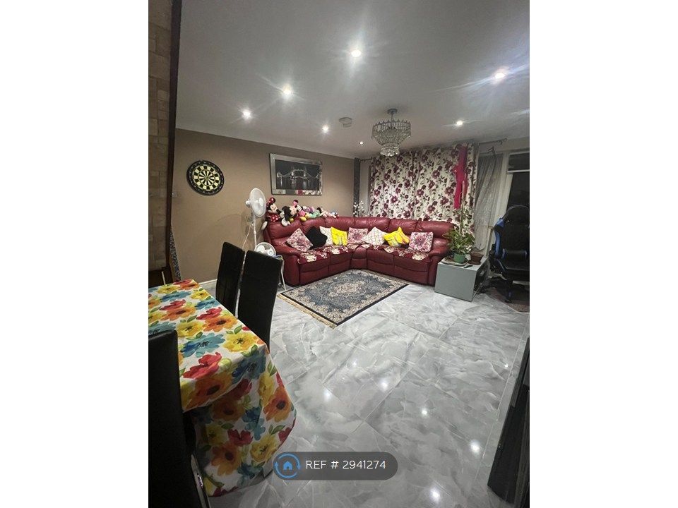 Property photo 1 of 18 Living Room