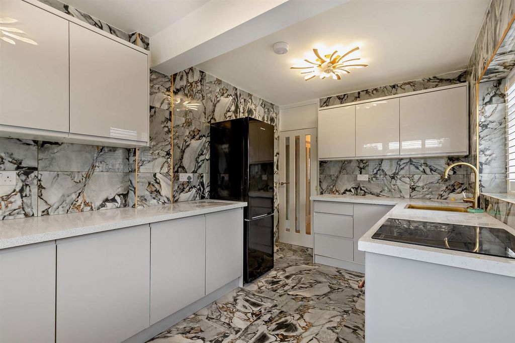Property photo 2 of 17 8695482-Interior01-800.Jpg