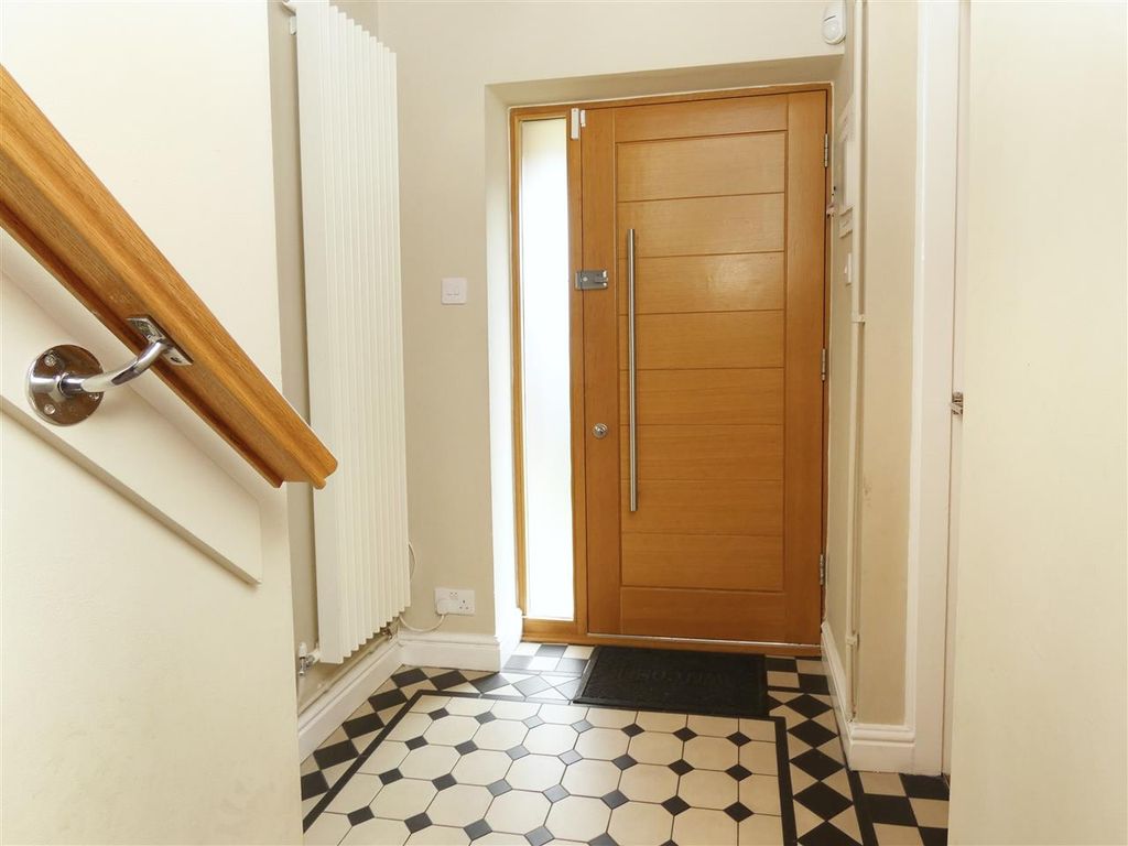 Property photo 3 of 22 Entrance Hall