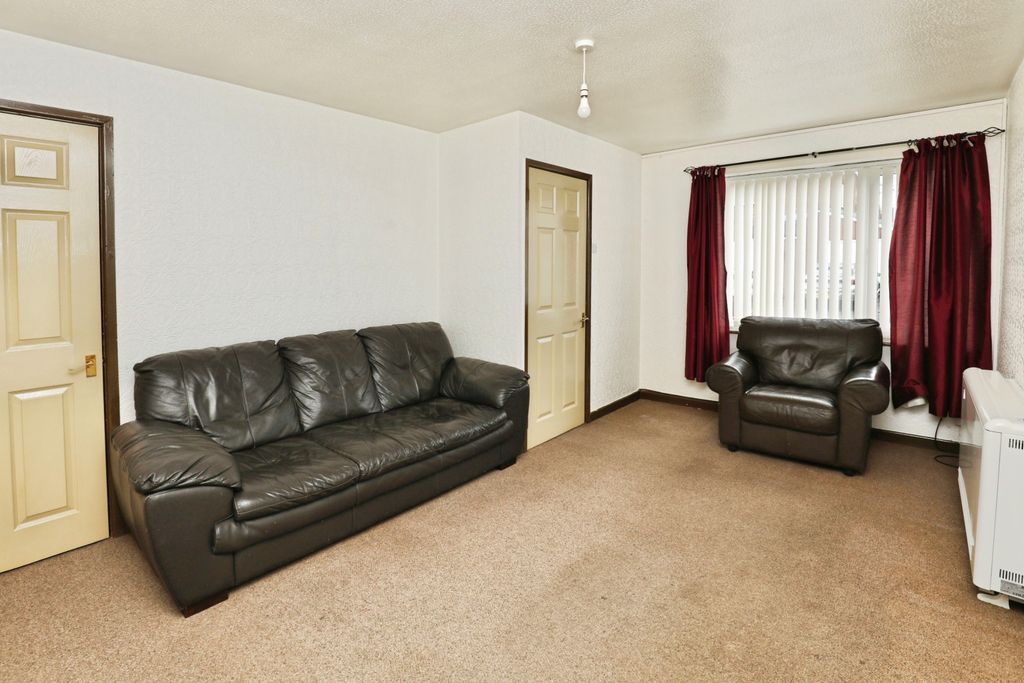 Property photo 3 of 15 Lounge