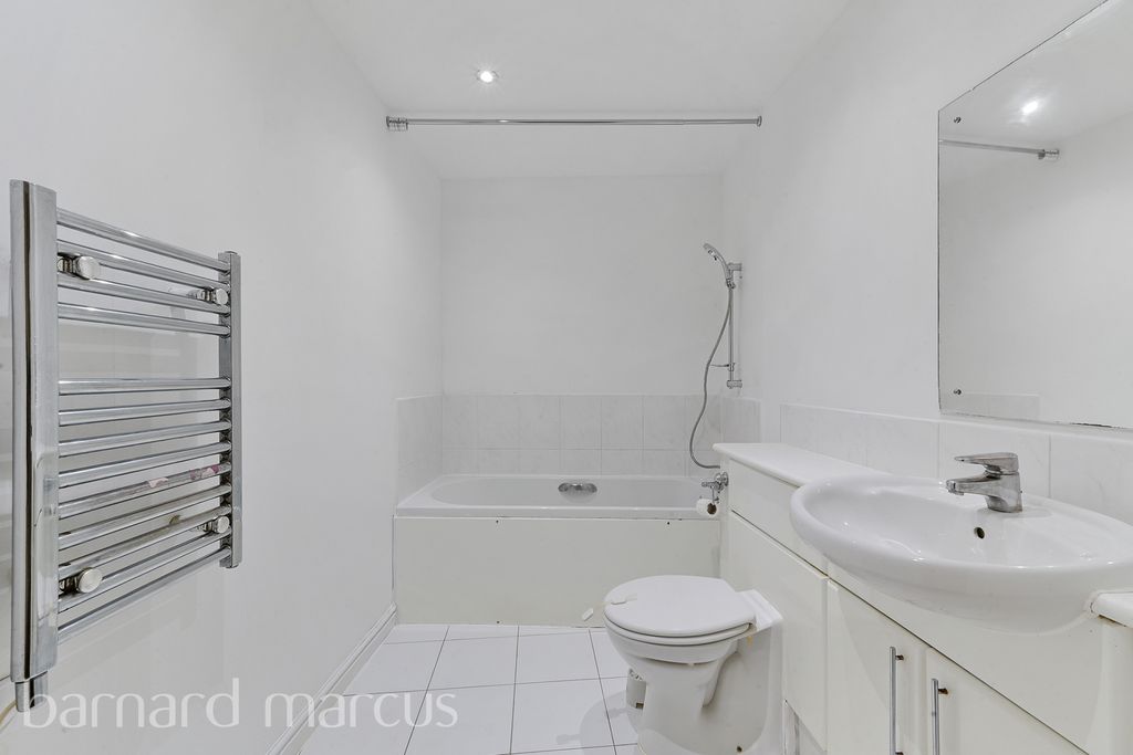 Property photo 2 of 8 Bathroom