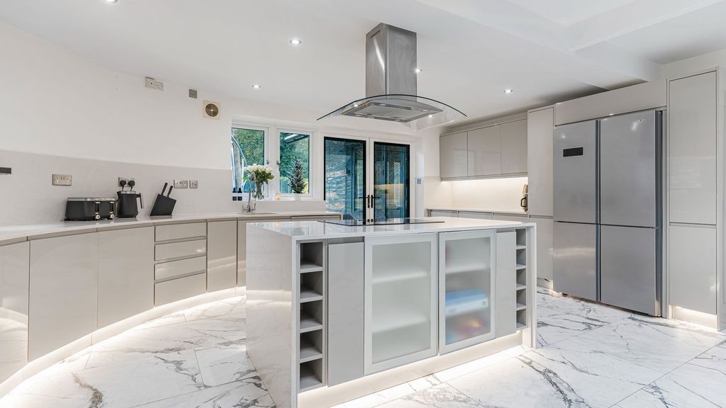 Property photo 2 of 33