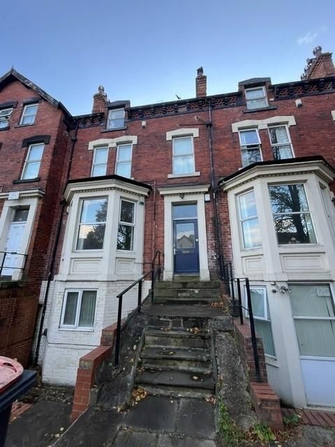 Property photo 1 of 9 Attractive Red-Brick Victorian Terrace With Bay Wi...