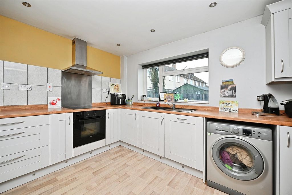 Property photo 3 of 19 Kitchen/Breakfast Room