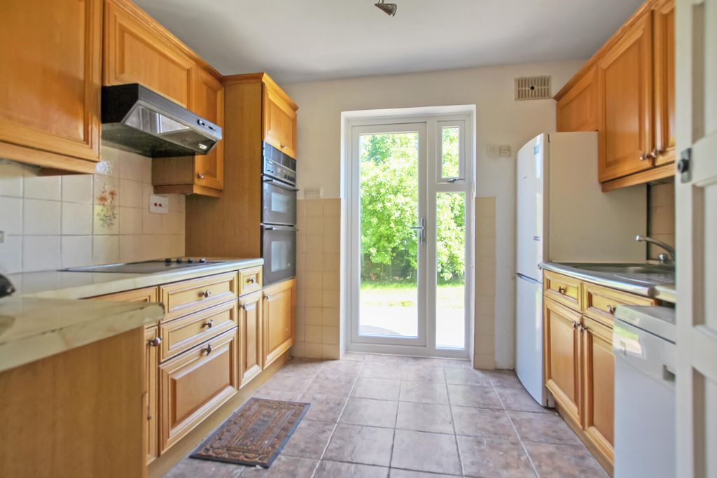 Property photo 3 of 10 Kitchen