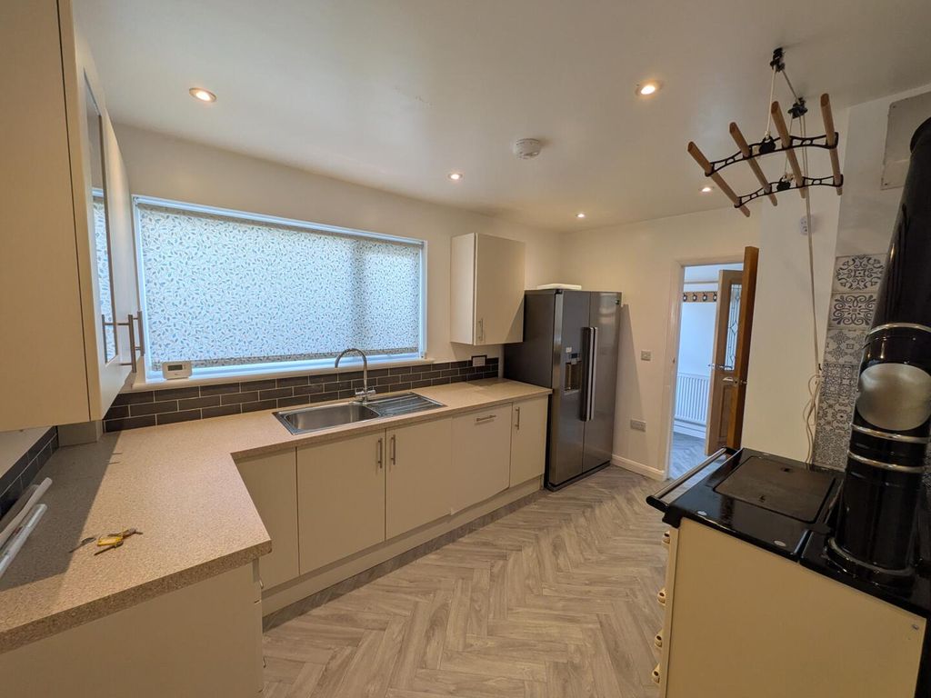 Property photo 2 of 9 Kitchen