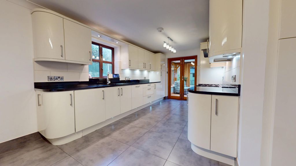 Property photo 2 of 33 4619773