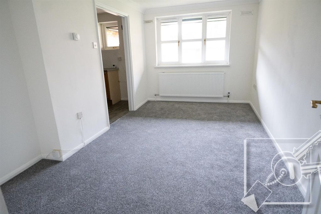 Property photo 2 of 18 Lounge