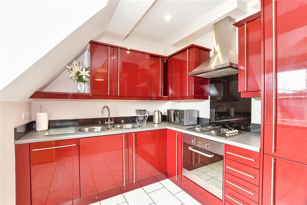 Property photo 3 of 10 Kitchen