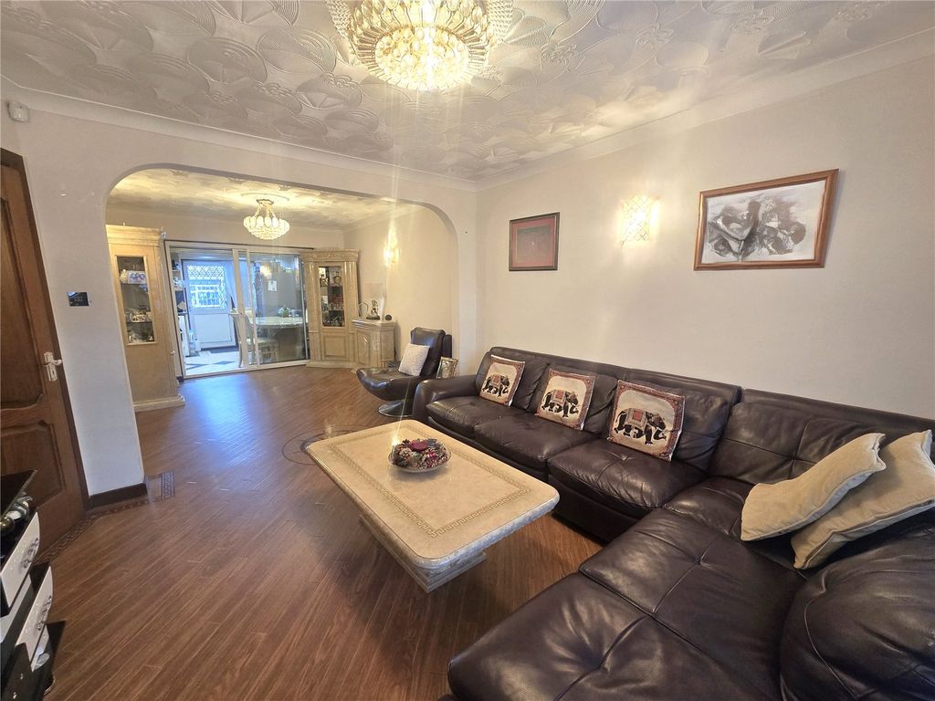 Property photo 3 of 16 Lounge