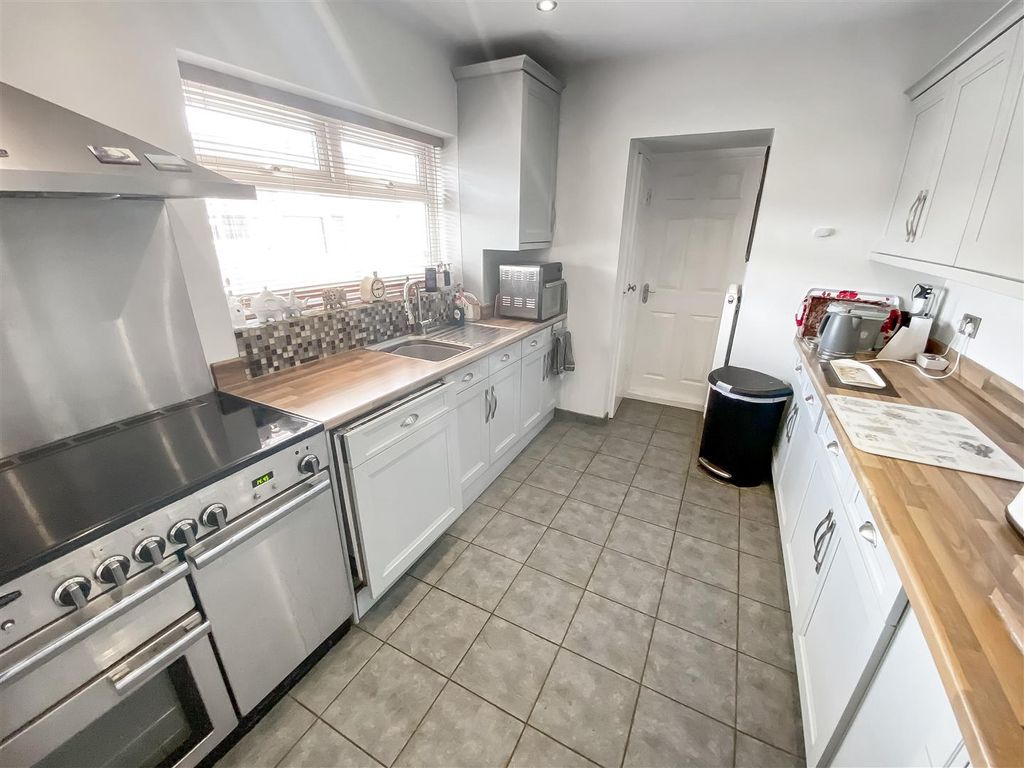Property photo 2 of 12 Kitchen