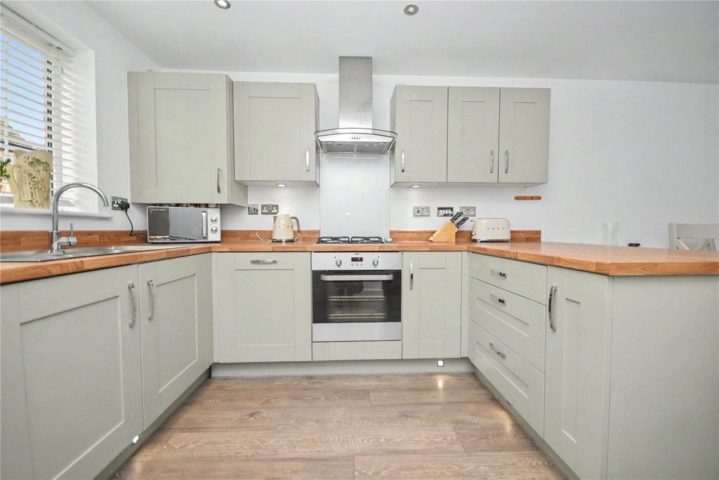 Property photo 2 of 19 Picture No. 11