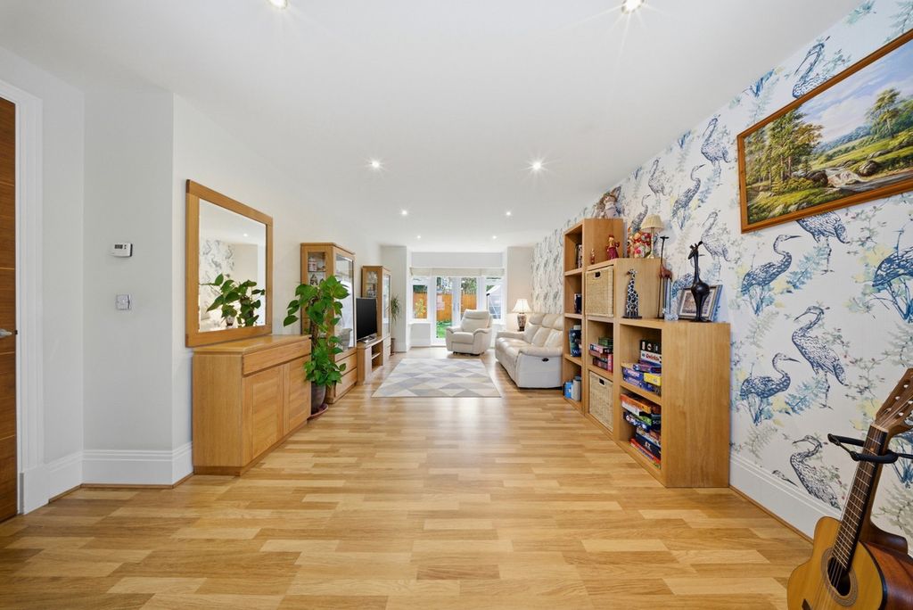 Property photo 3 of 27