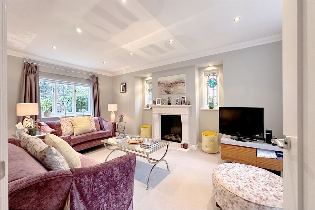 Property photo 2 of 34 Lounge