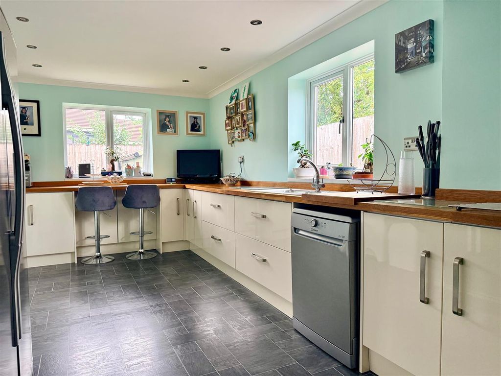 Property photo 2 of 14 Kitchen