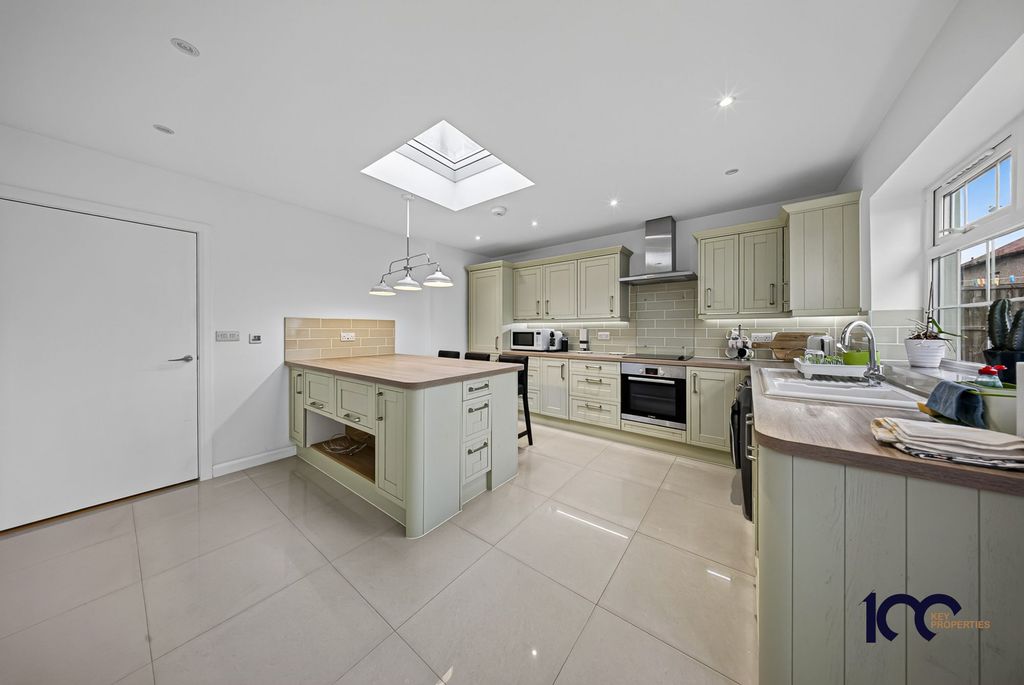Property photo 2 of 37