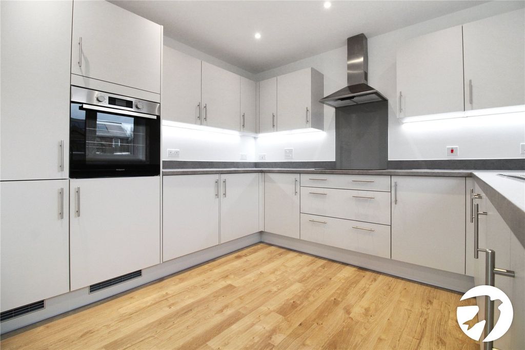 Property photo 3 of 10 Kitchen