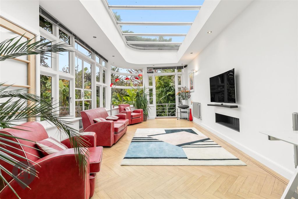 Property photo 3 of 17 Albert Drive