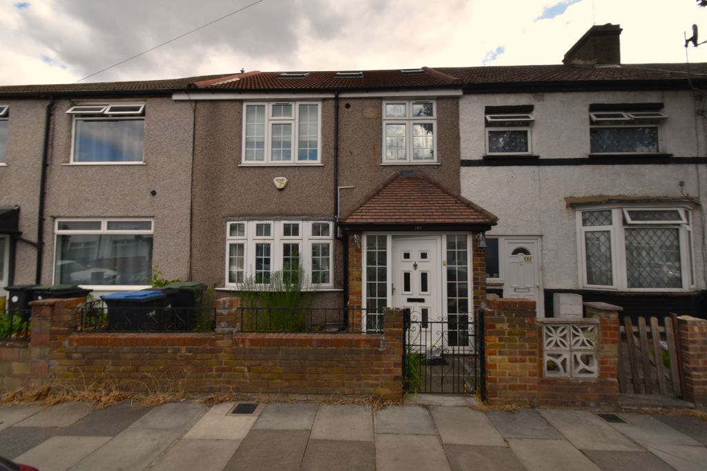 Property photo 1 of 12 Spacious 4-Bedroom Family Home – Chichester Road, N9