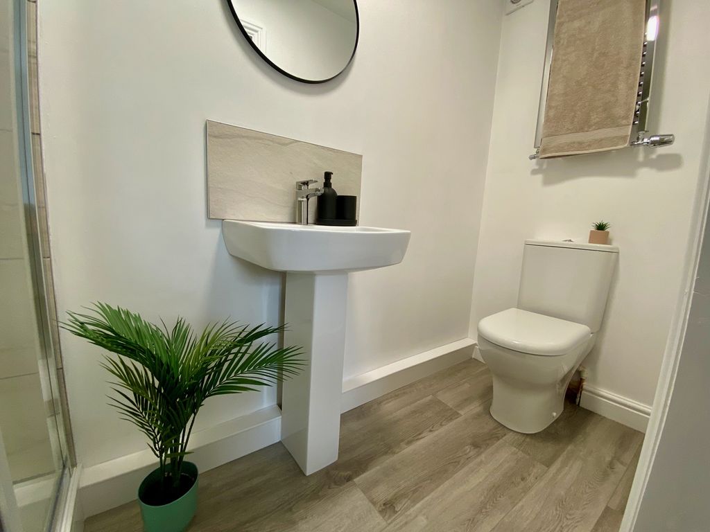 Property photo 3 of 13 Ensuite 6