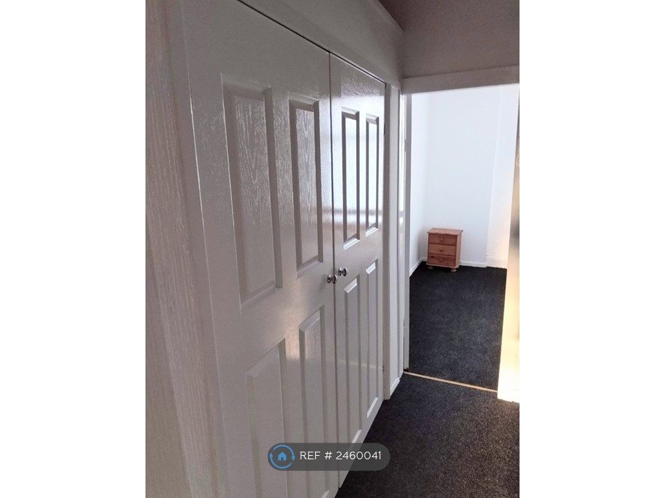 Property photo 3 of 8 Hall