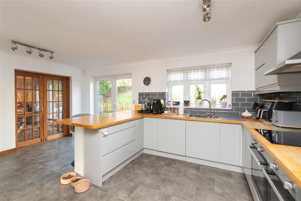 Property photo 3 of 11 Kitchen