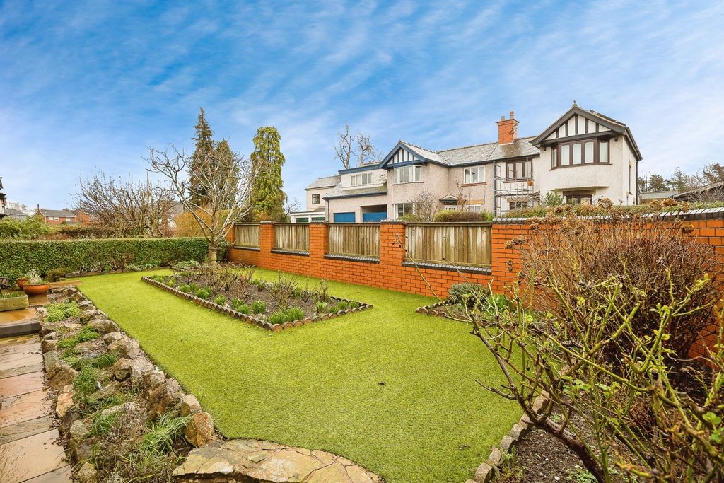 Property photo 3 of 23 Front Garden