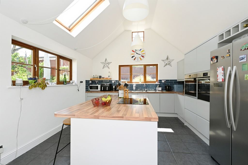 Property photo 3 of 20