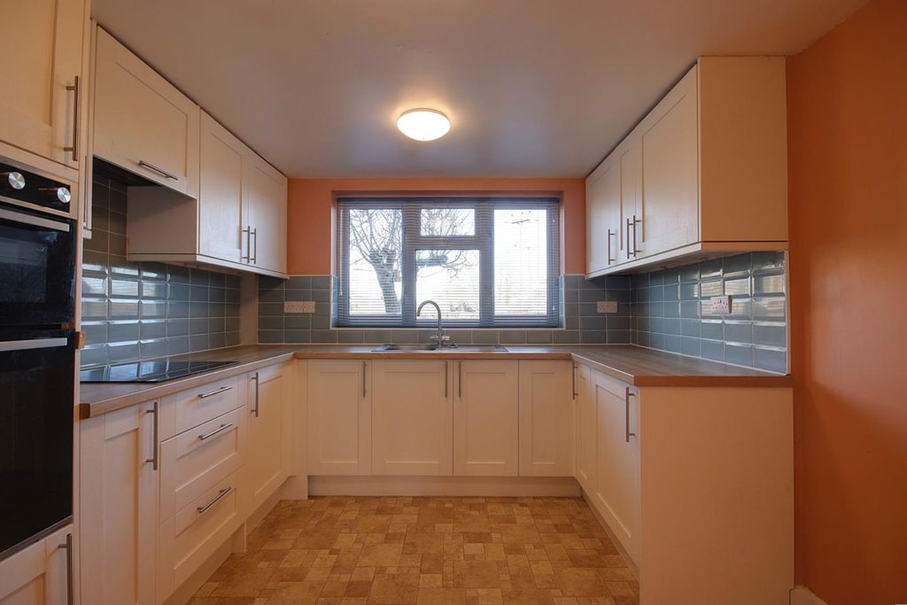 Property photo 2 of 14 Kitchen