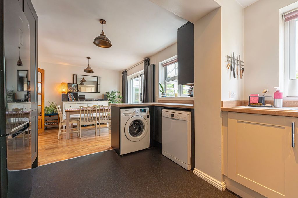 Property photo 2 of 32