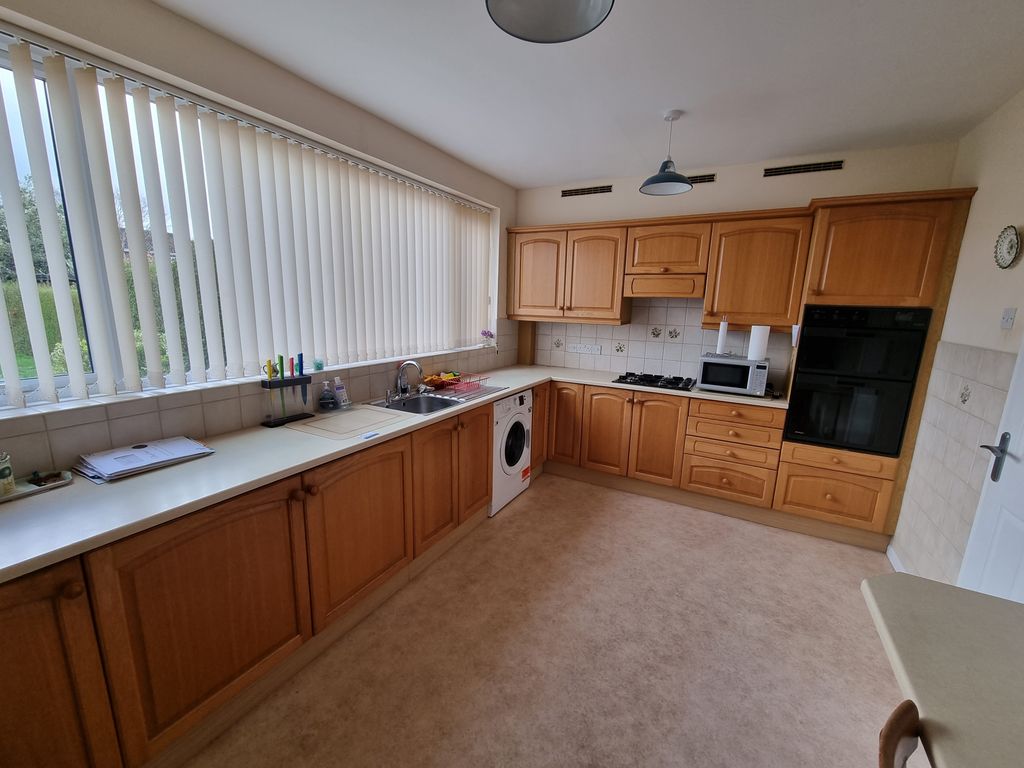 Property photo 2 of 12 Kitchen