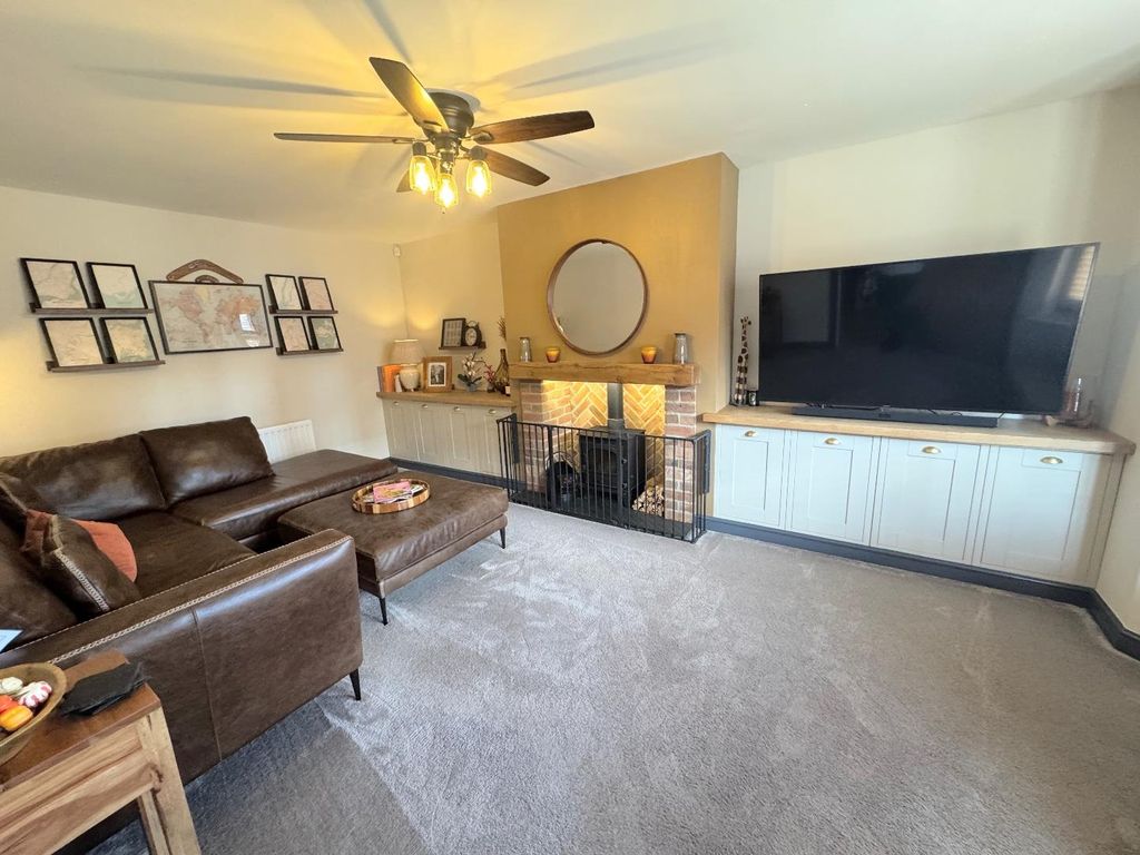 Property photo 2 of 16 Lounge