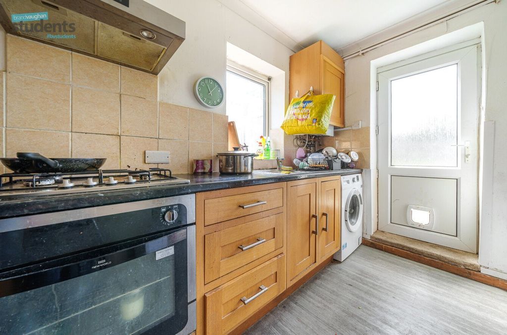 Property photo 3 of 8 Kitchen