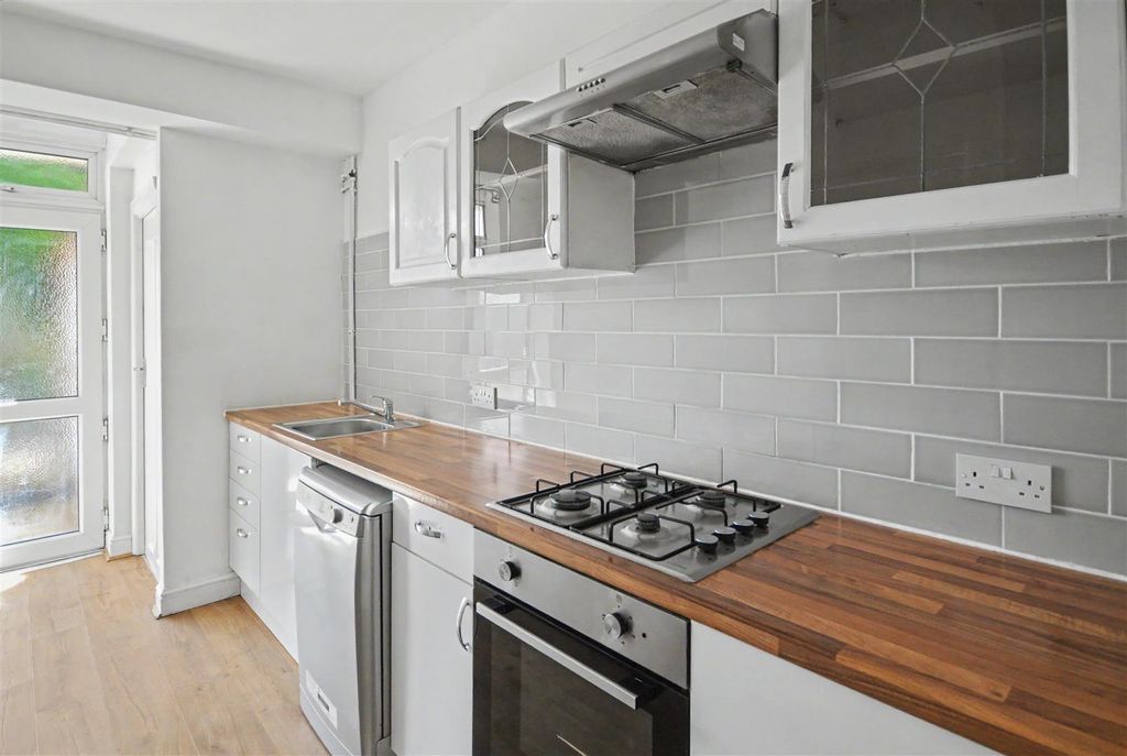 Property photo 3 of 20 Kitchen